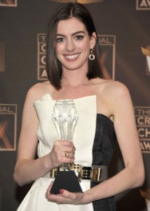 Anne Hathaway with her award